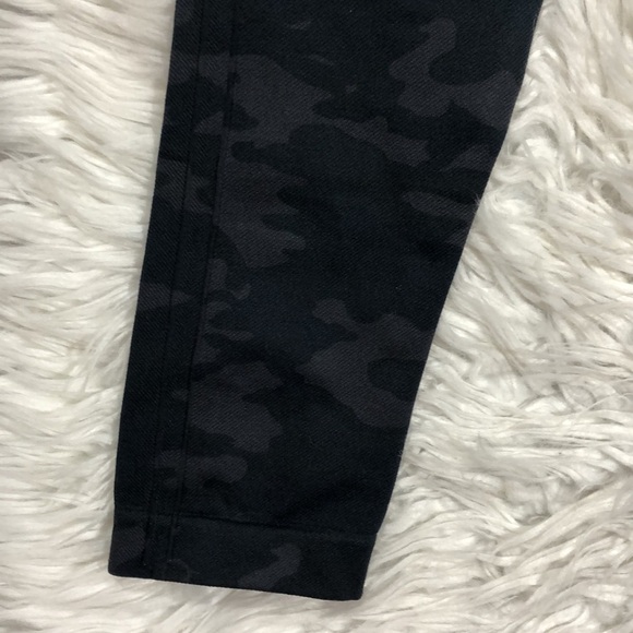 Spanx Seamless Camo High Waisted Leggings - Picture 13 of 13
